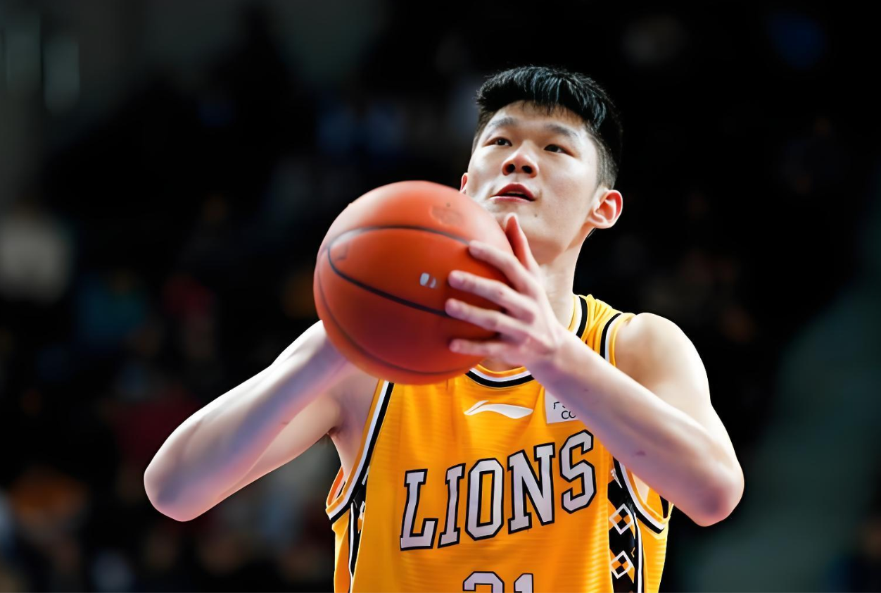 必一体育官网-有趣！胡金秋回到广厦队就投入训练，王博：不准训练，回家陪孩子